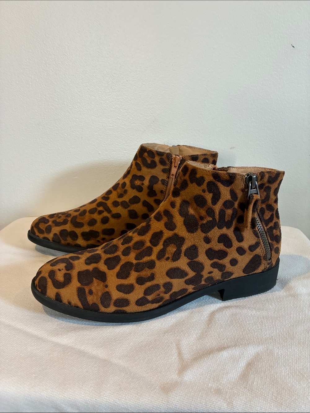 Leopard print cheetah print zip up ankle booties size 7.5 neutral fall autumn
